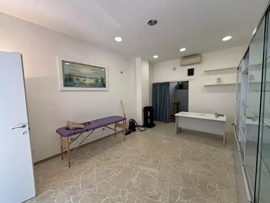 Immagine 11 di Negozio in affitto  in VIA GORDIGIANI a Firenze