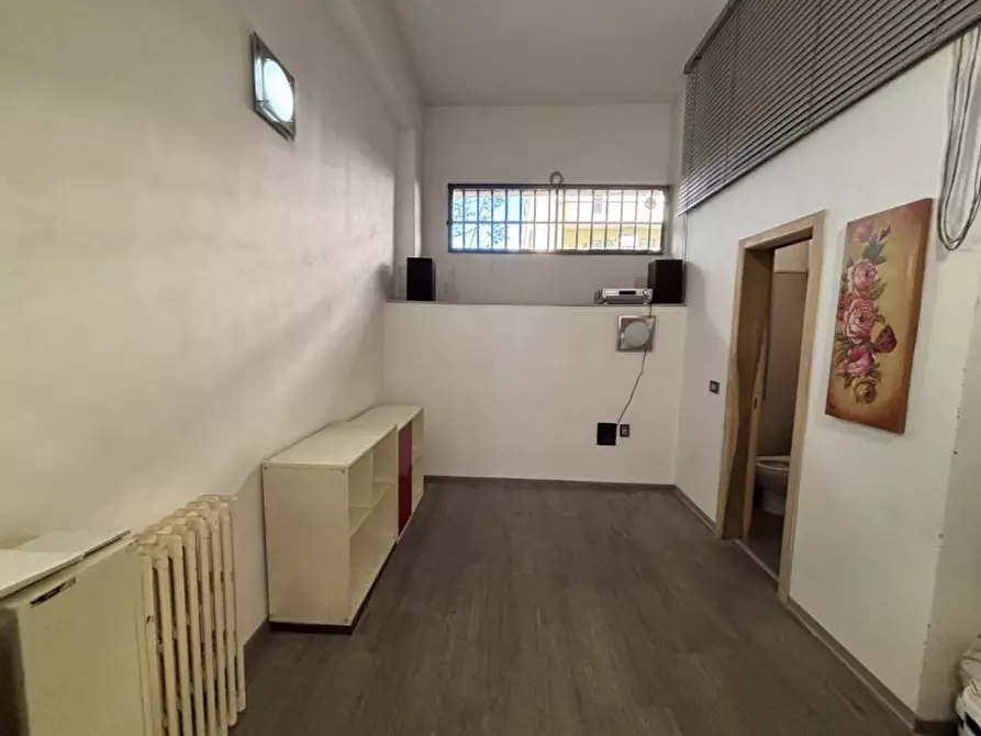 Immagine 12 di Negozio in affitto  in VIA GORDIGIANI a Firenze