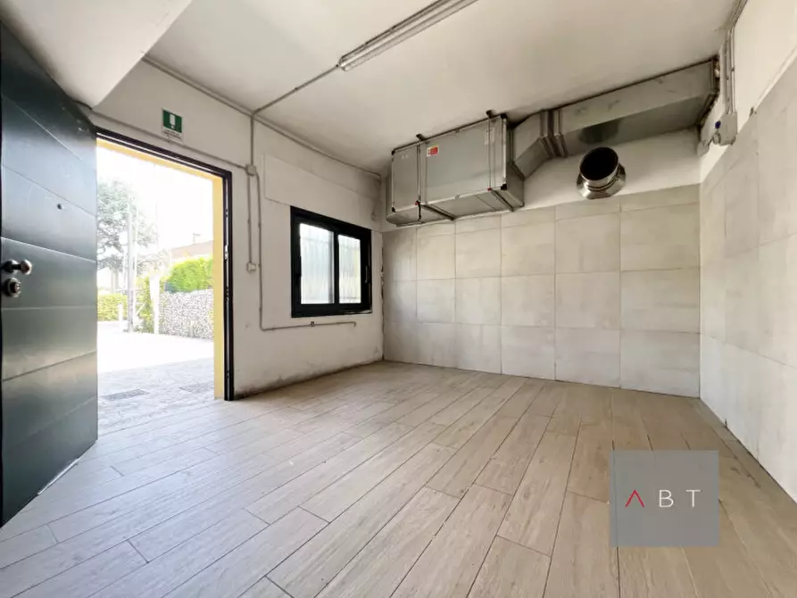 Immagine 13 di Negozio in vendita  a Piazzola Sul Brenta