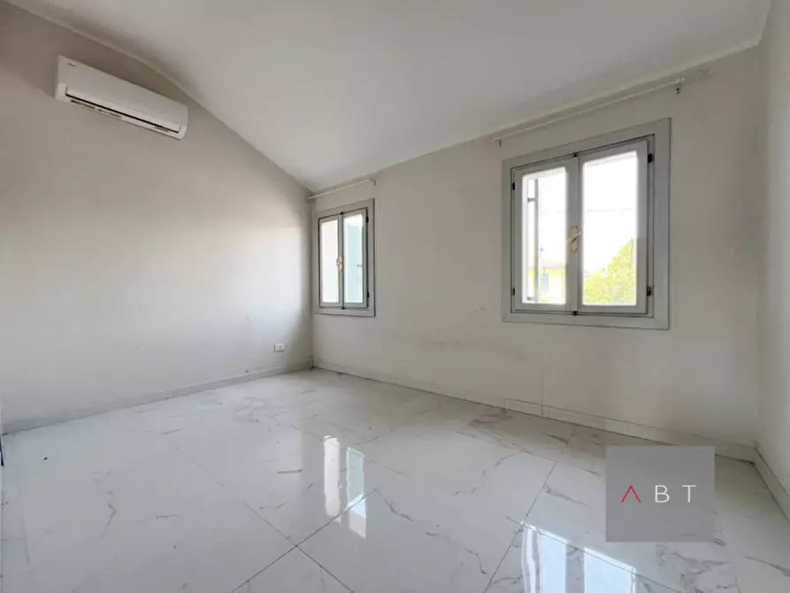 Immagine 21 di Negozio in vendita  a Piazzola Sul Brenta