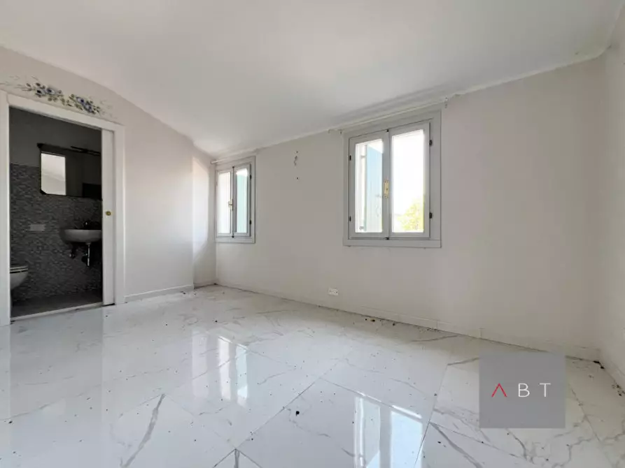 Immagine 26 di Negozio in vendita  a Piazzola Sul Brenta
