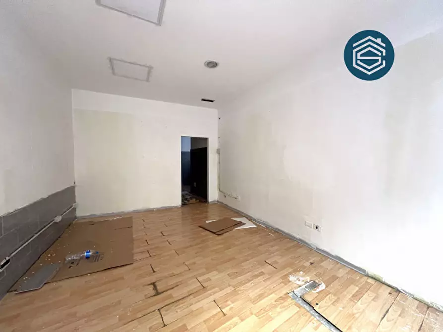 Immagine 3 di Negozio in affitto  in Via Mariano Falcini 37 a Campi Bisenzio