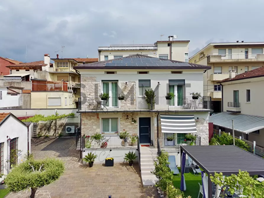 Immagine 3 di Casa indipendente in vendita  in Via Battaglione Val Leogra a Schio