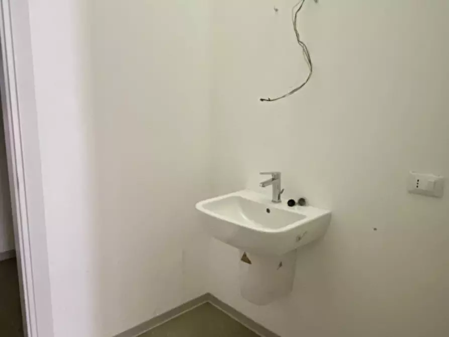 Immagine 11 di Negozio in affitto  in via borgo Treviso 30 a Castelfranco Veneto