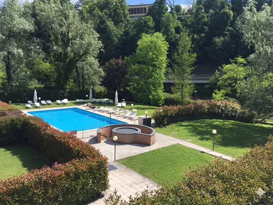 Immagine 6 di Negozio in vendita  in Via Lambro 72-80 a Macherio