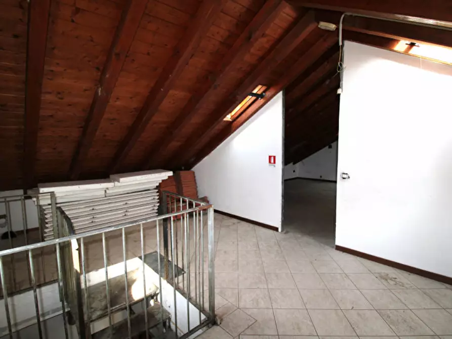 Immagine 27 di Negozio in vendita  in Via Lambro 72-80 a Macherio