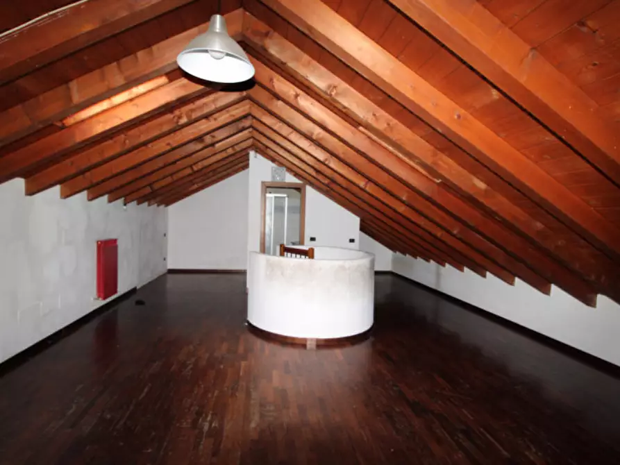 Immagine 35 di Negozio in vendita  in Via Lambro 72-80 a Macherio