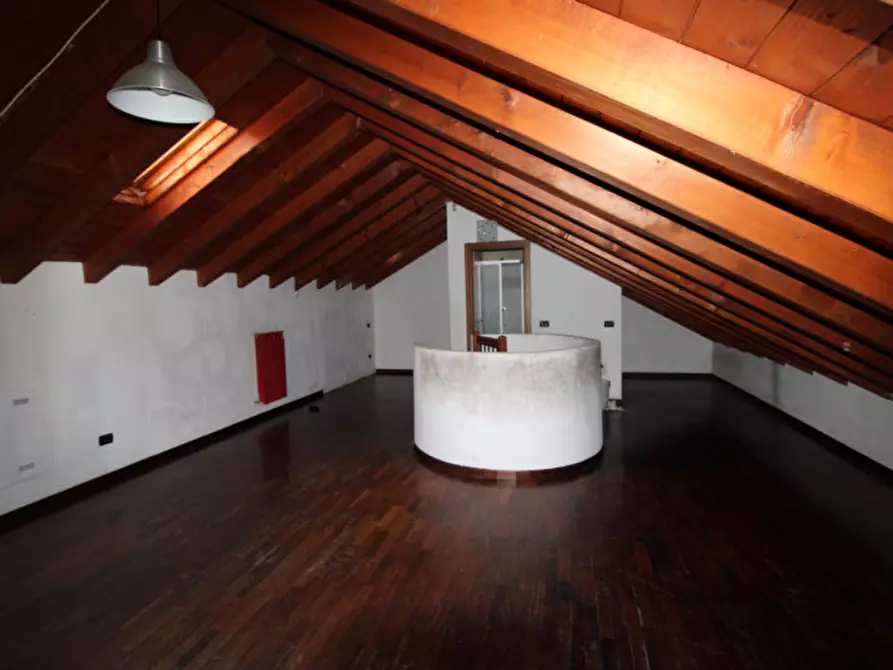 Immagine 36 di Negozio in vendita  in Via Lambro 72-80 a Macherio