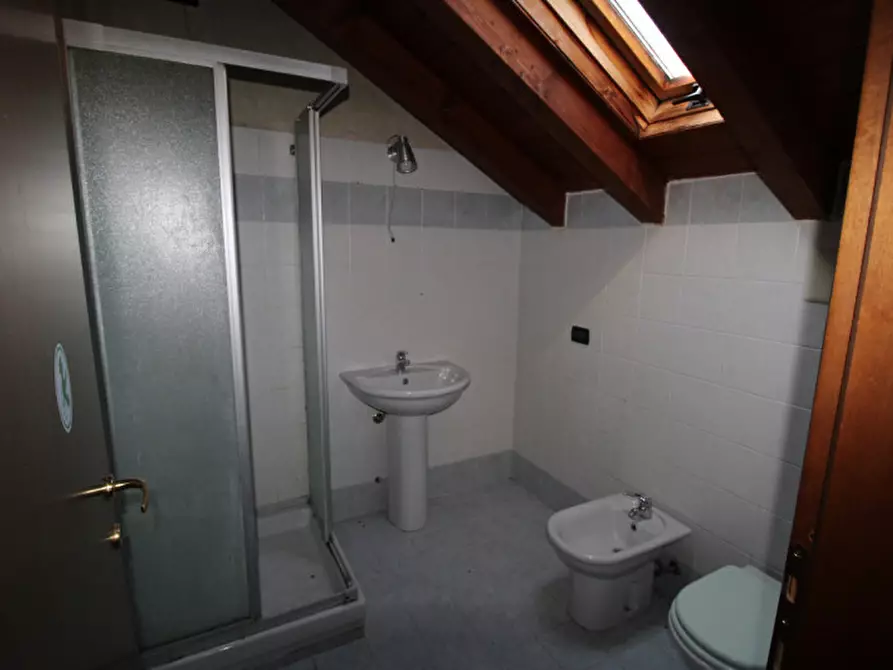 Immagine 37 di Negozio in vendita  in Via Lambro 72-80 a Macherio