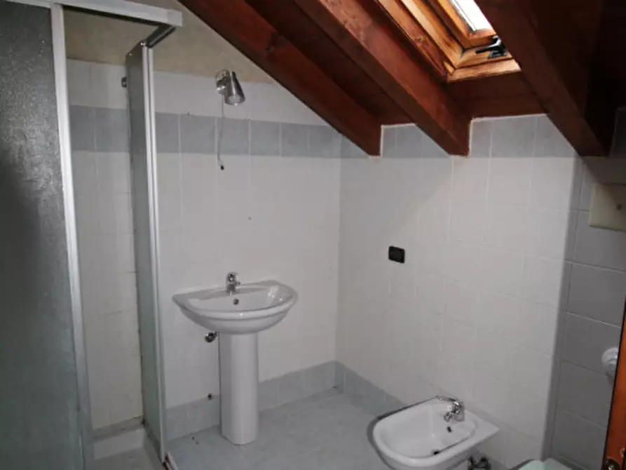 Immagine 38 di Negozio in vendita  in Via Lambro 72-80 a Macherio