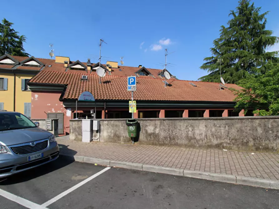 Immagine 45 di Negozio in vendita  in Via Lambro 72-80 a Macherio