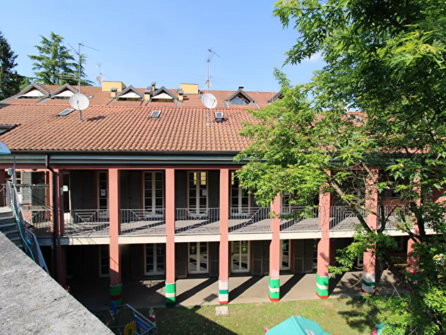 Immagine 2 di Negozio in vendita  in Via Lambro 72-80 a Macherio