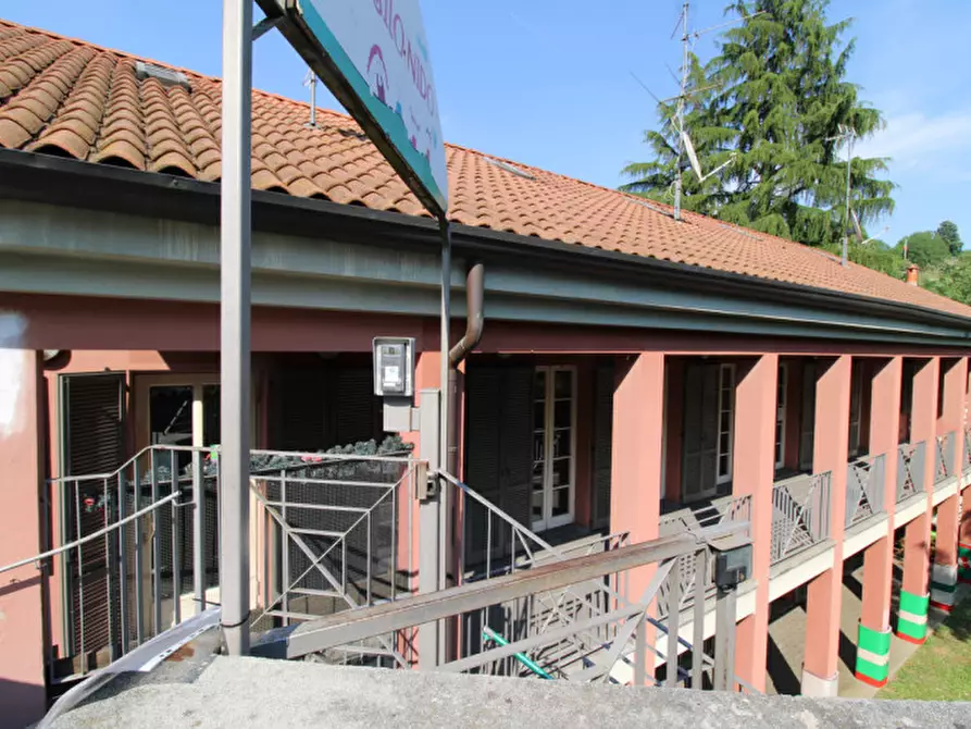 Immagine 3 di Negozio in vendita  in Via Lambro 72-80 a Macherio