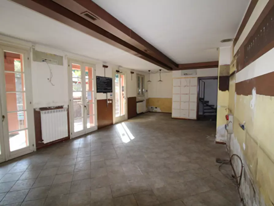 Immagine 11 di Negozio in vendita  in Via Lambro 72-80 a Macherio