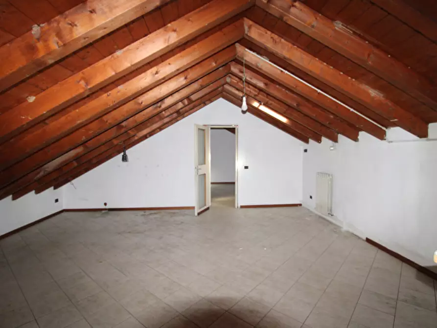 Immagine 21 di Negozio in vendita  in Via Lambro 72-80 a Macherio