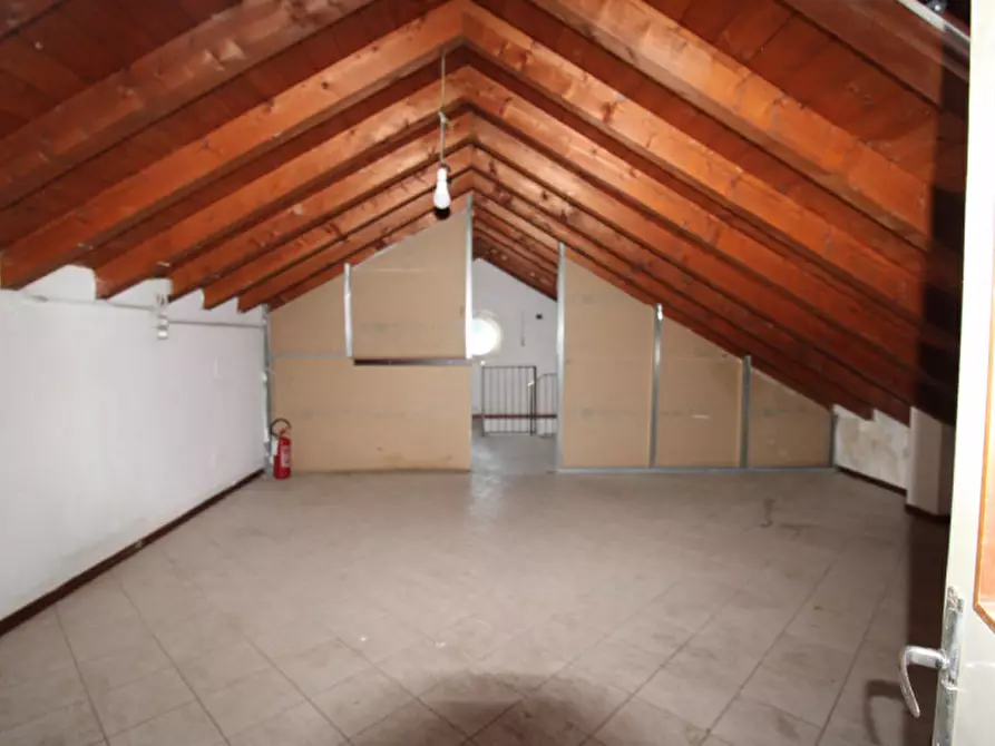 Immagine 24 di Negozio in vendita  in Via Lambro 72-80 a Macherio