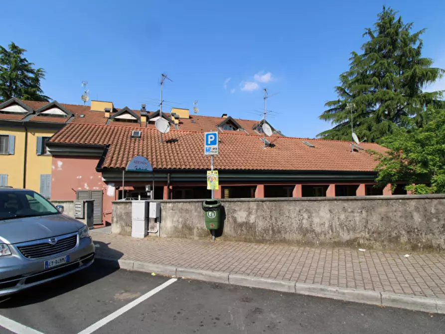 Immagine 27 di Negozio in vendita  in Via Lambro 72-80 a Macherio