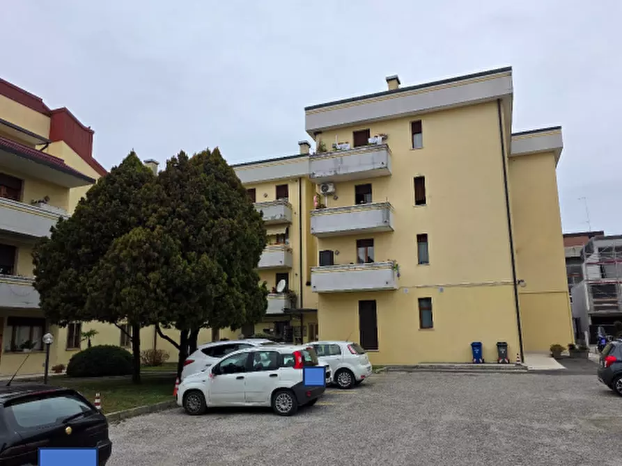 Immagine 1 di Appartamento in vendita  in Via Feltrina Centro, 87 a Montebelluna