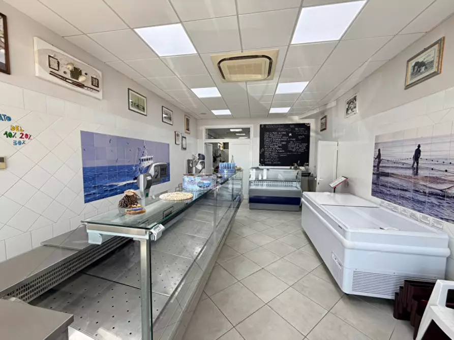 Immagine 1 di Negozio in vendita  a Senigallia
