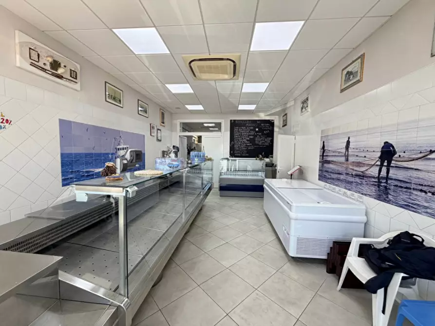 Immagine 2 di Negozio in vendita  a Senigallia