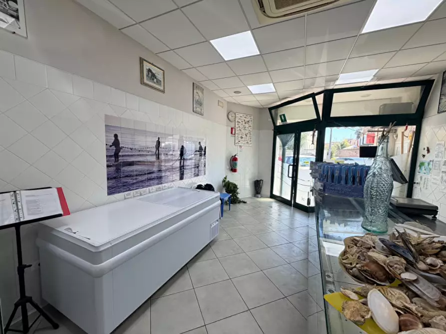 Immagine 5 di Negozio in vendita  a Senigallia