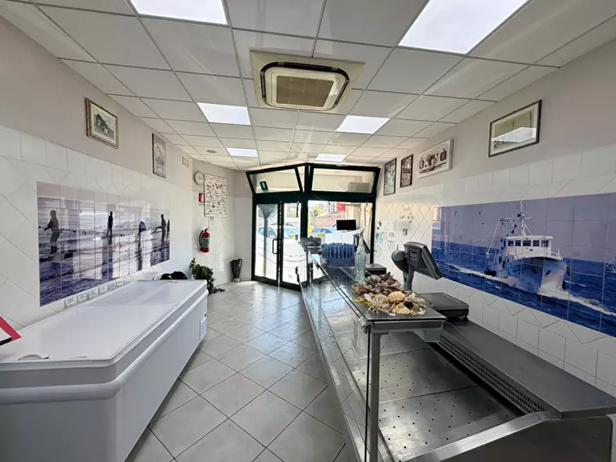 Immagine 9 di Negozio in vendita  a Senigallia