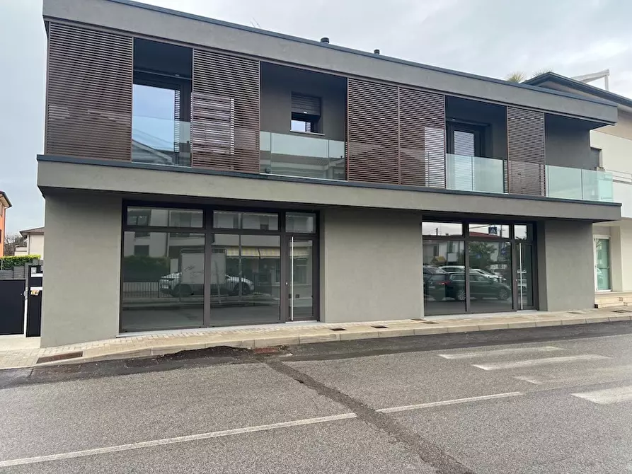 Immagine 1 di Negozio in affitto  a Saonara