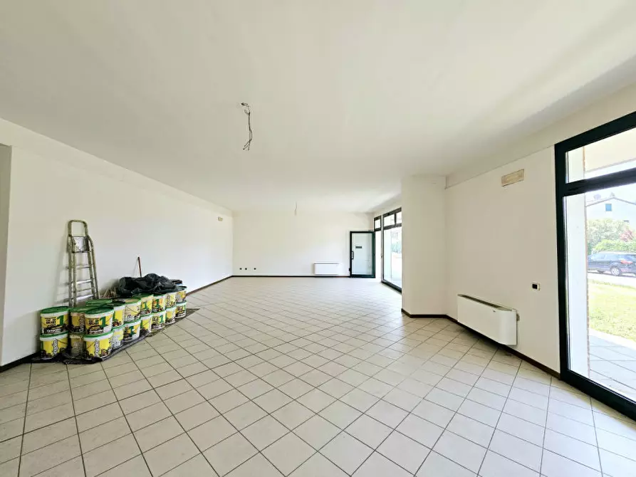 Immagine 1 di Negozio in affitto  in VIA EZIO FRANCESCHINI a Este
