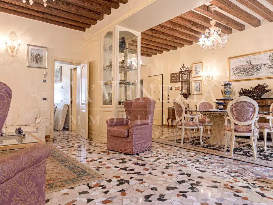 Immagine 2 di Appartamento in vendita  in Riva degli Schiavoni a Venezia