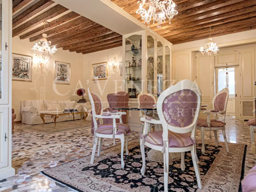 Immagine 3 di Appartamento in vendita  in Riva degli Schiavoni a Venezia
