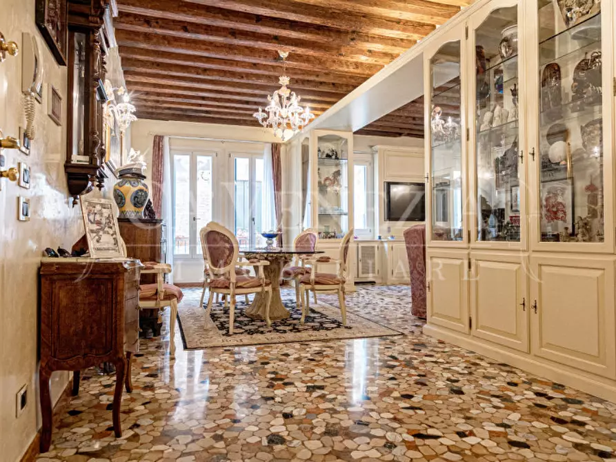 Immagine 8 di Appartamento in vendita  in Riva degli Schiavoni a Venezia
