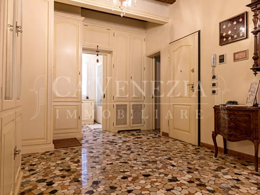 Immagine 14 di Appartamento in vendita  in Riva degli Schiavoni a Venezia