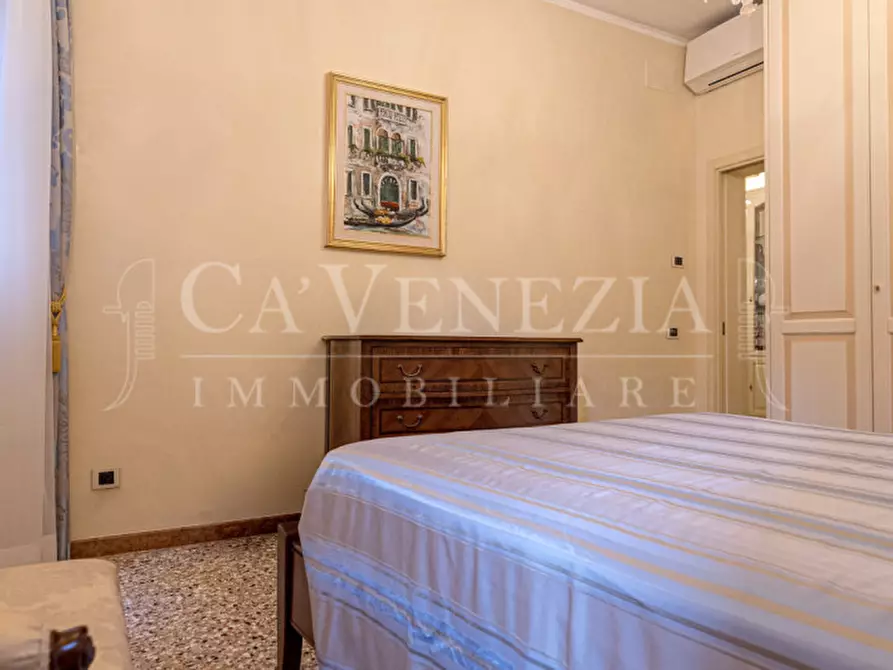 Immagine 22 di Appartamento in vendita  in Riva degli Schiavoni a Venezia