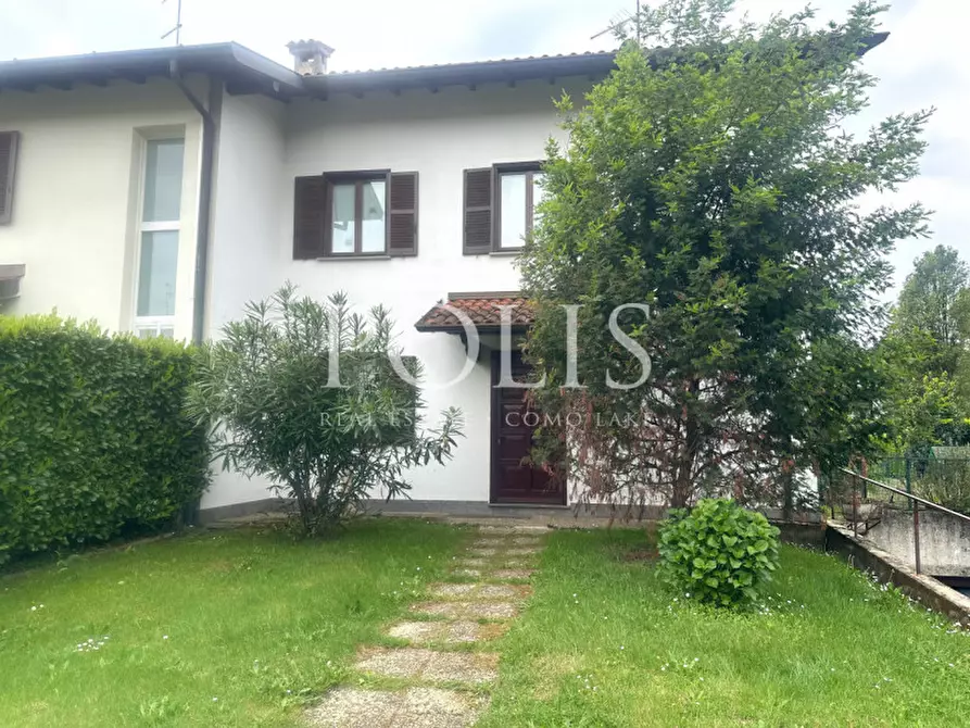 Immagine 1 di Villa in vendita  a Capiago Intimiano