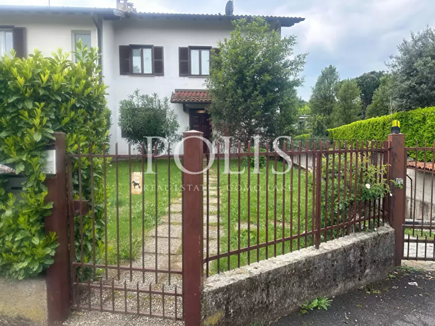 Immagine 2 di Villa in vendita  a Capiago Intimiano