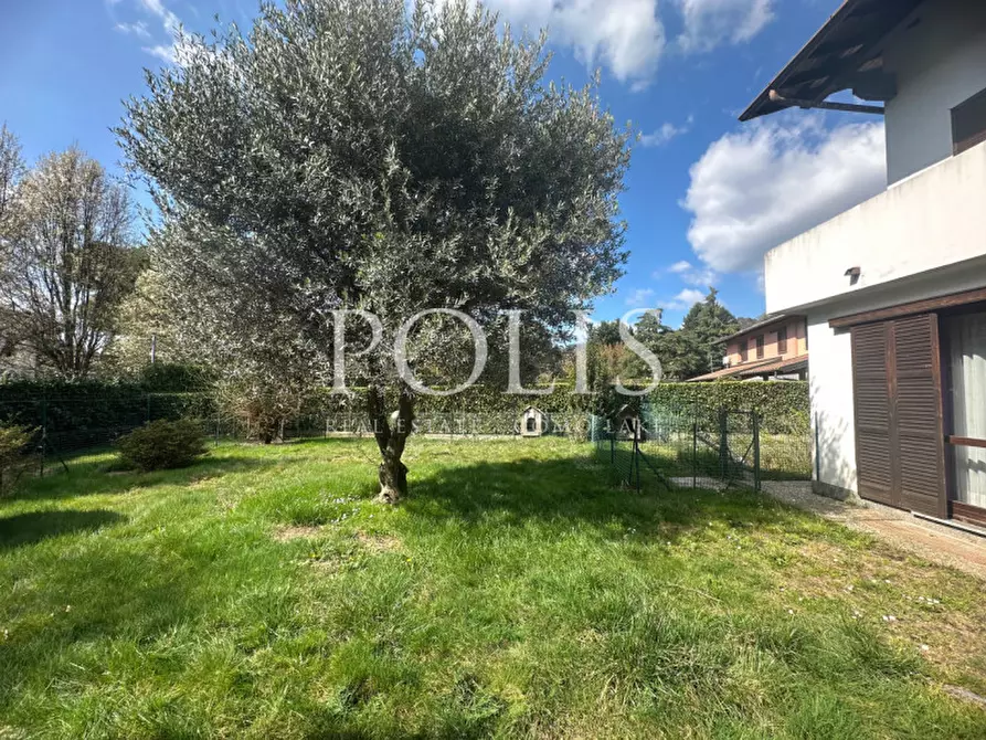 Immagine 7 di Villa in vendita  a Capiago Intimiano