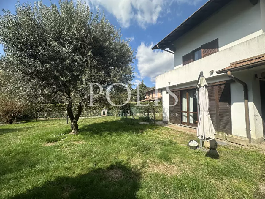 Immagine 8 di Villa in vendita  a Capiago Intimiano