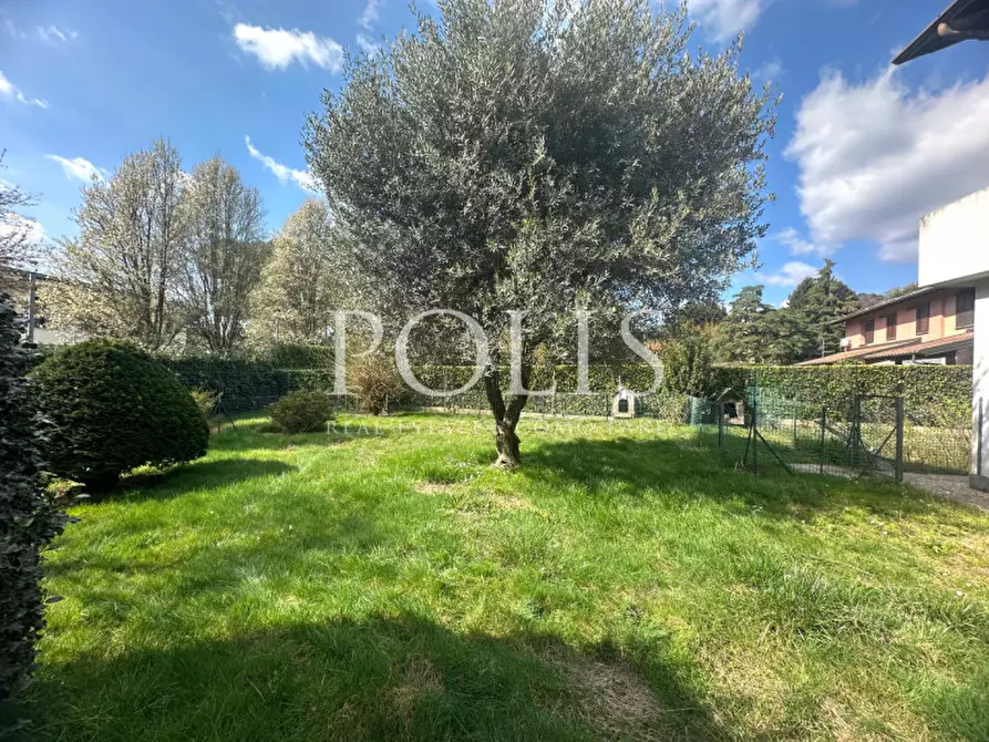 Immagine 9 di Villa in vendita  a Capiago Intimiano