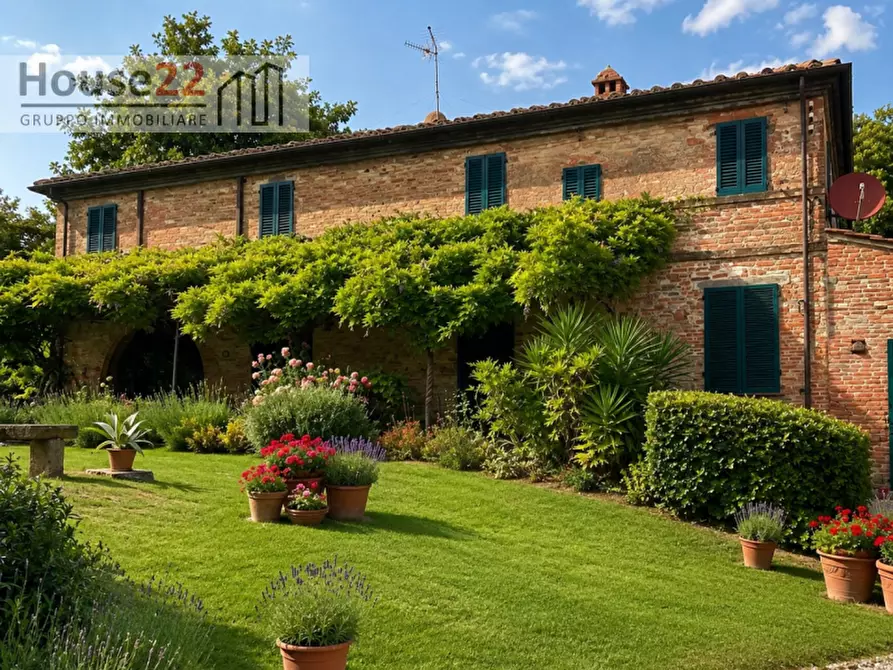 Immagine 3 di Villa in vendita  a Arezzo