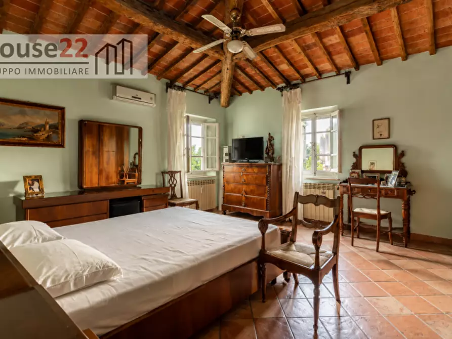 Immagine 42 di Villa in vendita  a Arezzo