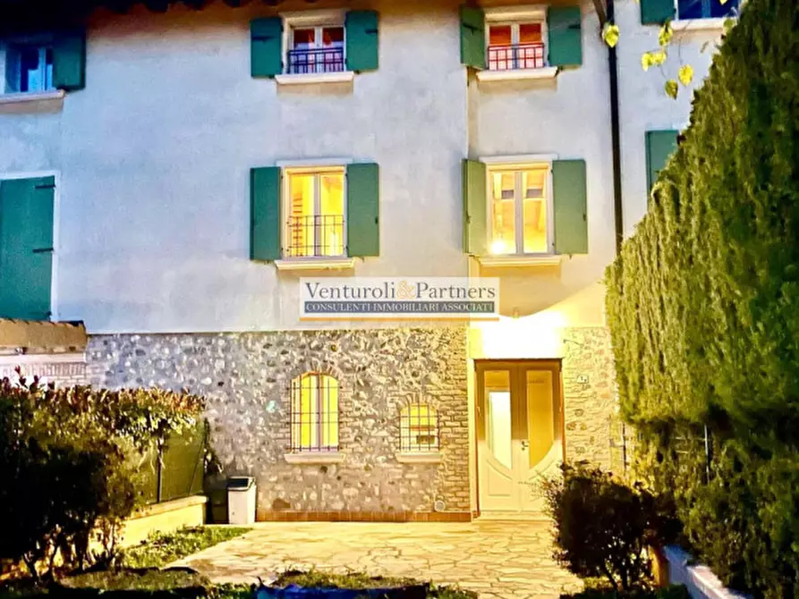 Immagine 1 di Villetta a schiera in vendita  in Via Pio La Torre a Peschiera Del Garda