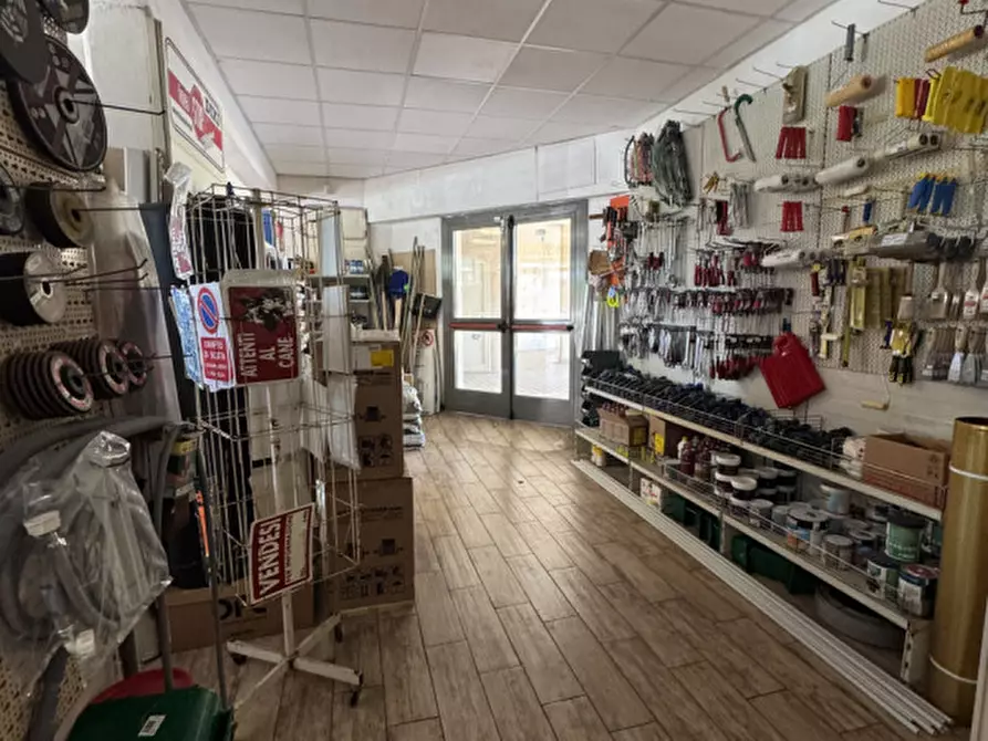 Immagine 14 di Negozio in vendita  in Viale Gianluigi Bonelli a Roma