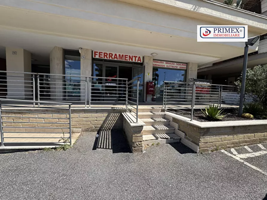 Immagine 19 di Negozio in vendita  in Viale Gianluigi Bonelli a Roma