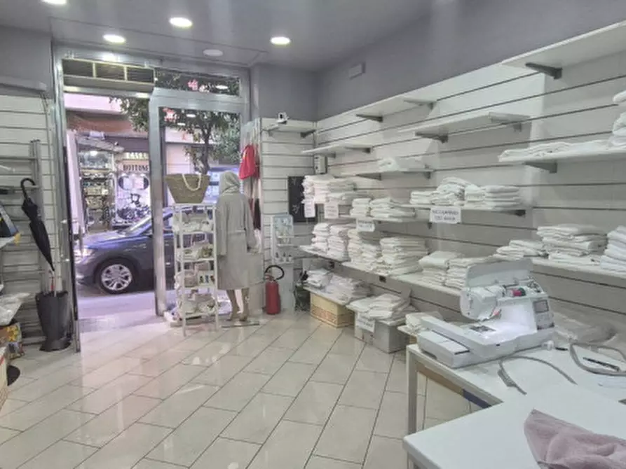 Immagine 1 di Negozio in affitto  in Salerno a Salerno