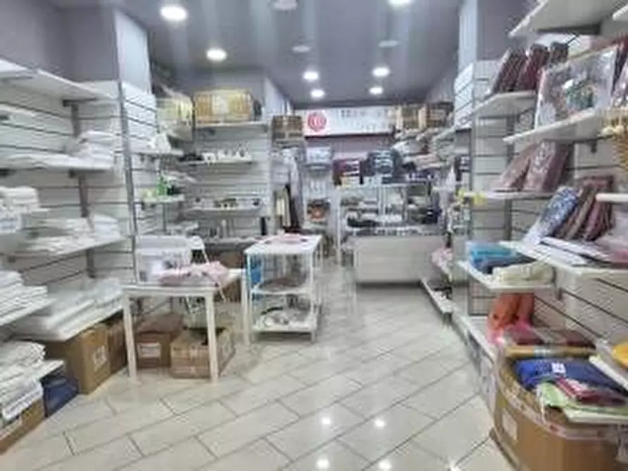 Immagine 2 di Negozio in affitto  in Salerno a Salerno
