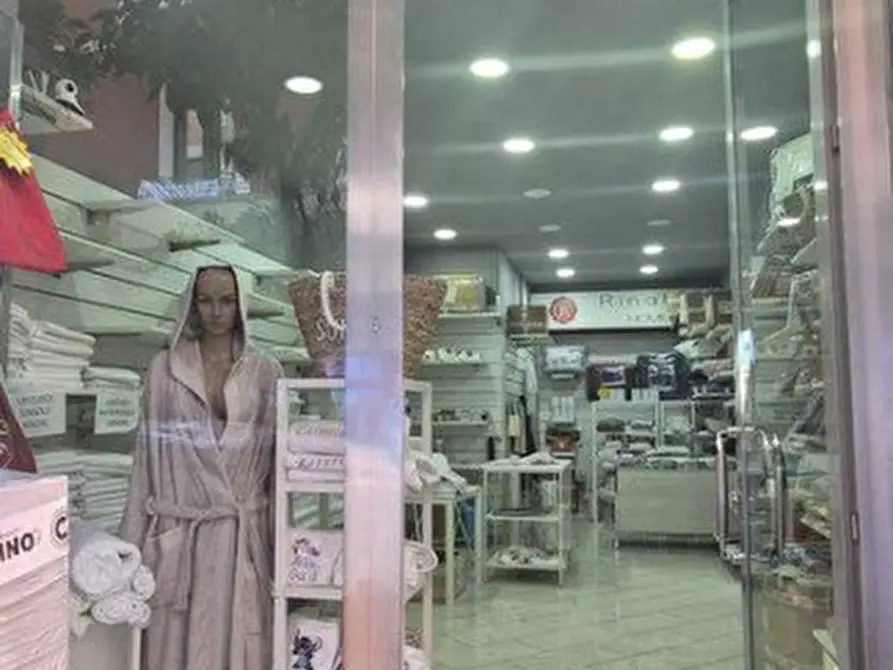 Immagine 3 di Negozio in affitto  in Salerno a Salerno