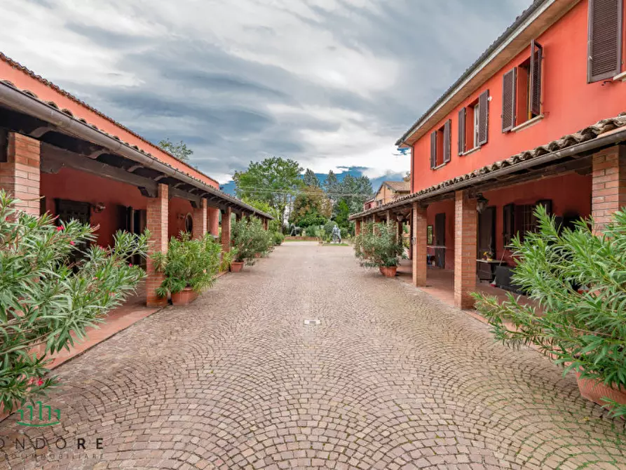 Immagine 2 di Villa in vendita  in via Stradelli Guelfi a Castel San Pietro Terme