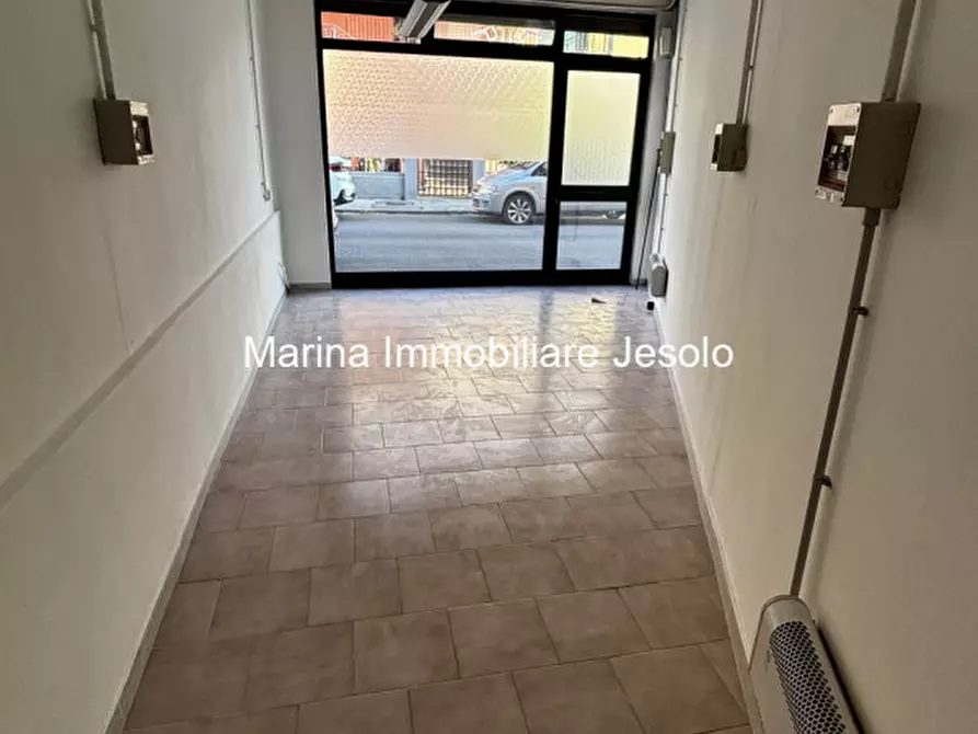 Immagine 1 di Negozio in affitto  in Via Gaetano Costantini a Vicenza