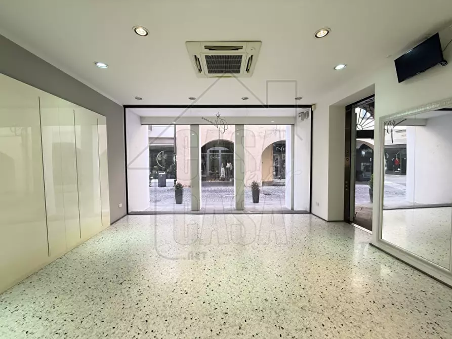 Immagine 1 di Negozio in vendita  in Via Roma a Monselice