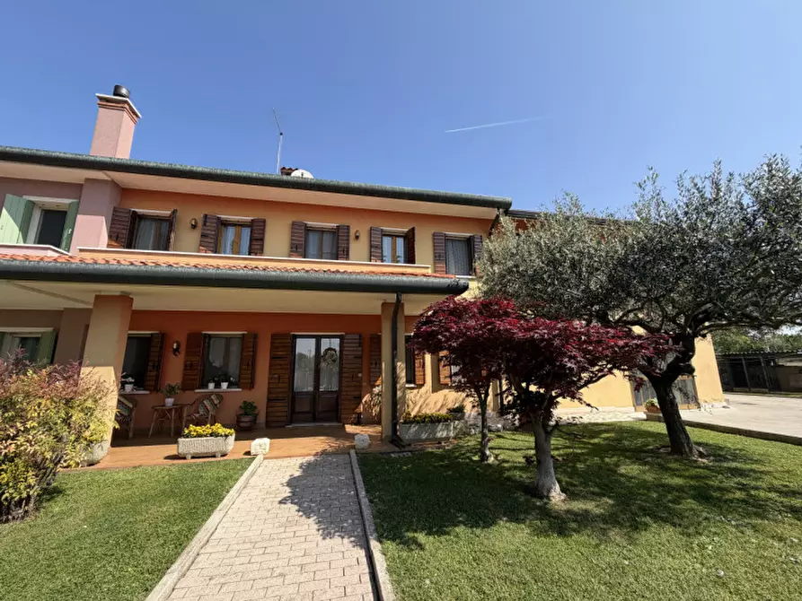 Immagine 1 di Casa bifamiliare in vendita  in Via Dese a Massanzago